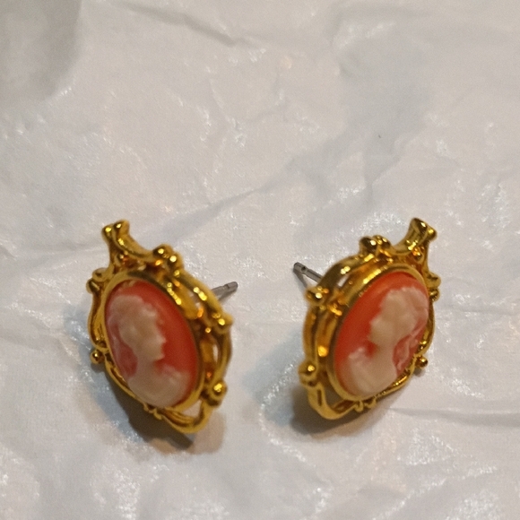 Elegant Gold and Cream Cameo Earrings - Picture 2 of 4